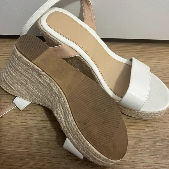 White Beach Wedges - Picture 4 of 5